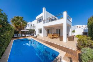 uma villa com uma piscina e uma casa em Villa Costa Eugenia em Cala d´Or