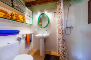 ein Badezimmer mit Waschbecken, Toilette und Dusche in der Unterkunft Acuario in Llucmajor
