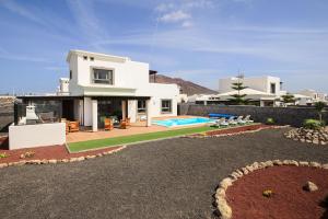 Casa blanca grande con piscina en Aguamarina 4, en Playa Blanca