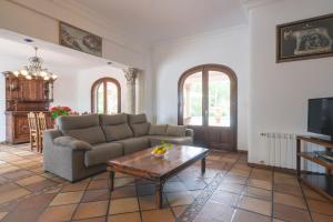 ein Wohnzimmer mit einem Sofa und einem Couchtisch in der Unterkunft Can Joan Vich ii in Santa Eulària des Riu