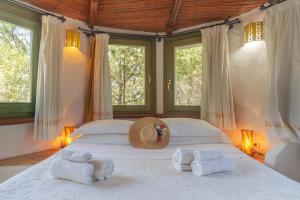 een slaapkamer met een groot bed en handdoeken bij Casa Penthouse in Porto Rotondo