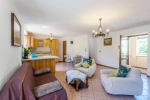 un soggiorno con 2 divani e una cucina di Casa Rita app 2 a Tremosine Sul Garda