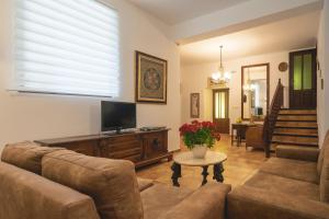 ein Wohnzimmer mit Sofa und Fernseher in der Unterkunft Can Joan Vich I in Santa Eulària des Riu