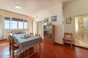 eine Küche und ein Esszimmer mit einem Tisch und Stühlen in der Unterkunft Casa Vacanza Marina in Andrano