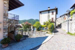 alejka na Starym Mieście z budynkami w obiekcie Casa Rita app 2 w Tremosine Sul Garda