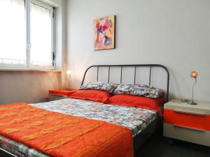 una camera da letto con un letto con lenzuola rosse e un dipinto di Casa vacanze Valentina a Otranto 5 posti a Otranto