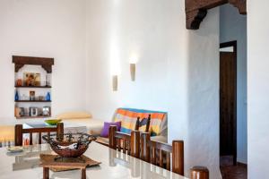 een woonkamer met een tafel en stoelen bij Cortijo Villa La Dehesa in Conil de la Frontera