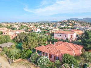una vista aerea di un quartiere residenziale con case di Villetta Corbezzolo a San Teodoro