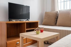 Telewizja i/lub zestaw kina domowego w obiekcie Apartamento Doña Alba