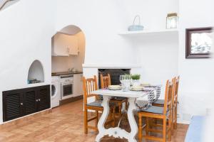 A kitchen or kitchenette at Cala Serena Beach 6