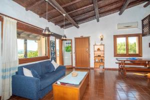 Splendida Vista su Tavolara في بورتو سان باولو: غرفة معيشة مع أريكة زرقاء وطاولة