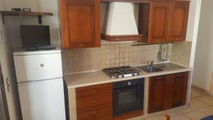 eine kleine Küche mit einem Herd und einem Kühlschrank in der Unterkunft Bilocale centralissimo vista mare 29 in Torre dell'Orso
