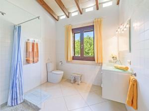 een badkamer met douche, toilet en wastafel bij Mamici in Capdepera