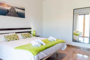 サ・ポブラにあるVilla Ca´n Bielのベッドルーム1室(白いベッド1台、タオル付)