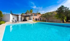 una piscina frente a una casa en Finca Eucaliptus, en Artà