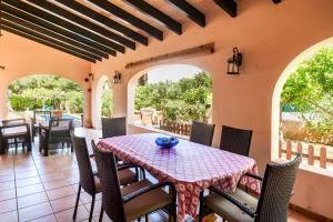 una sala da pranzo con tavolo e sedie di Villa Dos Estels a Cala d´Or