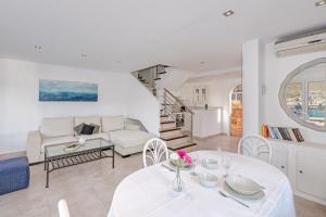 a living room with a table and a couch at Apartamento Mirador 6i in Cala de Sant Vicent