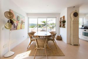 a dining room with a table and chairs at Villa Jodie in Sóller