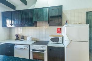 Kuchyň nebo kuchyňský kout v ubytování Casa 5 Q en Complejo Binisafua