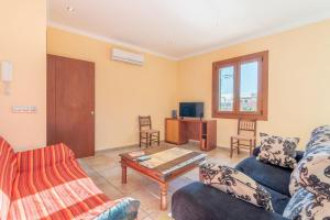 Sala de estar con 2 sofás y mesa de centro en Caril, en Binisalem