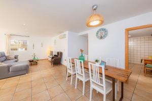 een keuken en een woonkamer met een tafel en stoelen bij Casa Vivers in Colonia de Sant Pere