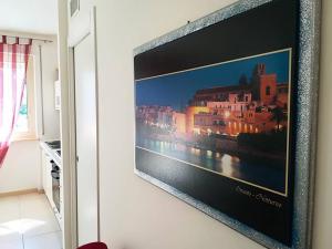 un grande quadro appeso a un muro in una cucina di Casa Vacanze Dafne in Salento a Otranto