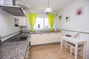 Kuchnia lub aneks kuchenny w obiekcie La Casa de la Dehesa- Sólo Familias
