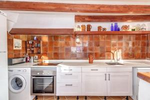 Kuchyň nebo kuchyňský kout v ubytování Can Sans + 17 fotografií