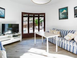 ein Wohnzimmer mit einem Sofa und einem Tisch in der Unterkunft Casa Cala Santanyí in Cala Santanyi