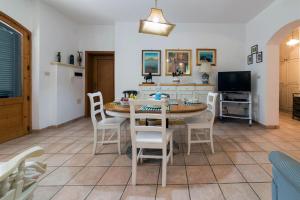 uma cozinha e sala de jantar com mesa e cadeiras em Villa Azzurra em Corsano