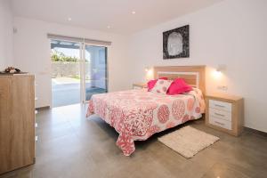 Un dormitorio con una cama con sábanas rosas y una cómoda. en Casa Mercedes, en Playa Blanca 18 fotos más