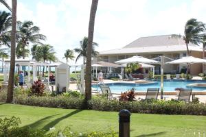 
The swimming pool at or close to Grand Caymanian Resort
