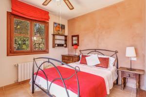 Un dormitorio con una cama con una manta roja. en Villa Calima, en Cala Romántica 19 fotos más