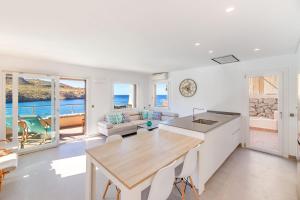 a kitchen and living room with a view of the ocean at Apartamento Mirador in Cala de Sant Vicenc