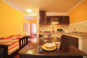 kuchnia z drewnianym stołem i jadalnią w obiekcie Alma y Mar Apart Hotel 5th Av w mieście Playa del Carmen