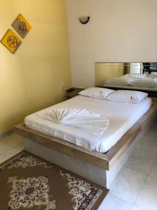 a bedroom with two beds with white sheets at Motel Del Fuego (Adult Only) in Pelotas