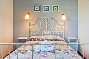 A bed or beds in a room at Casa entre Nerja y Frigiliana