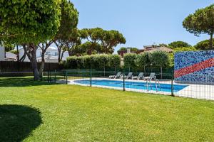 Bazén v ubytovaní Villa Con Encanto Cerca De La Playa alebo v jeho blízkosti