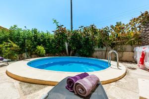 una piscina con una toalla al lado en Casa Mediterranea en Cala Santanyi