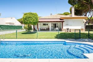 Bazén v ubytovaní Villa Con Encanto Cerca De La Playa alebo v jeho blízkosti