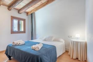ein Schlafzimmer mit einem Bett mit zwei Handtüchern darauf in der Unterkunft Villa Can Got in Sóller