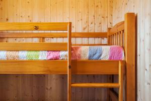 a bedroom with two bunk beds in a cabin at Las tres hermanas in Conil de la Frontera