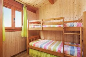 a bedroom with two bunk beds in a cabin at Las tres hermanas in Conil de la Frontera