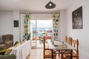 salon ze stołem i kanapą w obiekcie Apartamento de alquiler en Barbate w mieście Barbate