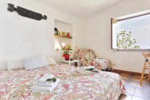 um quarto com uma cama com toalhas em Studio La Gorgona em Zanca