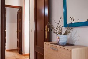 wazon siedzący na komodzie w pokoju w obiekcie Apartamento de alquiler en Barbate w mieście Barbate +22 zdjęcia