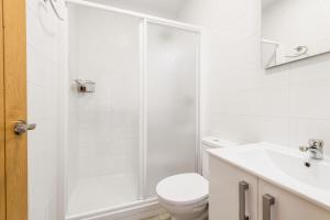 コニル・デ・ラ・フロンテーラにあるApartamento La Higuera 2の白いバスルーム(トイレ、シャワー付)