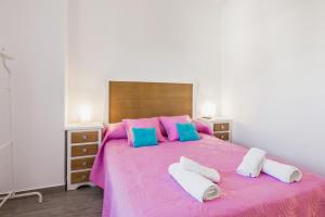 コニル・デ・ラ・フロンテーラにあるApartamento La Higuera 3のベッドルーム1室(大型ピンクベッド1台、枕2つ付)