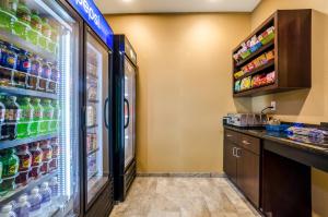 Köök või kööginurk majutusasutuses Cobblestone Hotel & Suites - Killdeer +8 fotot