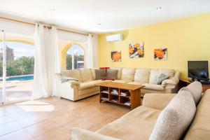 sala de estar con sofá y TV en Villabella, en Cala Pi
